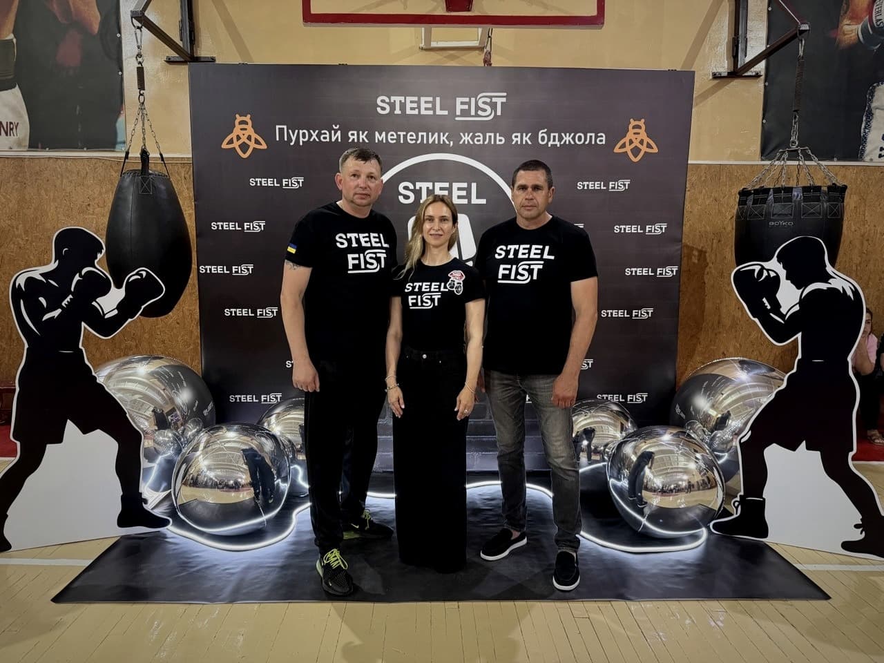 Керівництво Steel Fist разом на клубному заході